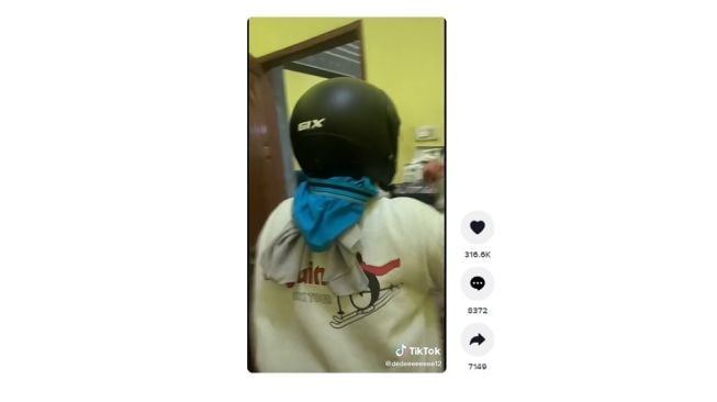 Celana dalam tersangkut di helm. [TIkTok]