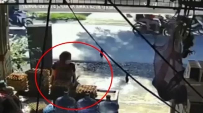 Datang ke Toko Grosir, Emak-emak Curi Telur Ayam, Aksinya Terekam CCTV