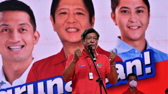 Calon Presiden Filipina, Bongbong Marcos, dalam salah satu acara kampanye di Provinsi Ilocos Norte, 25 Maret 2022 lalu. [Ted Aljibe/AFP/Getty]