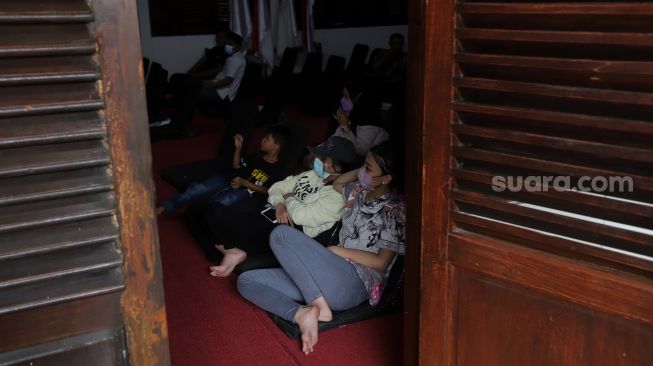 Peserta menunggu giliran untuk mengikuti kegiatan hapus tato gratis di Kantor Sekretariat DPP Forum Ulama Habaib (Fuhab), Jakarta, Selasa (19/4/2022). [Suara.com/Angga Budhiyanto]