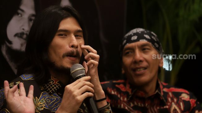 Penyanyi Virzha (kiri) memberikan keterangan pers dalam acara "Anniversary Tour 30 Years Of Dewa 19" di Jakarta, Selasa (19/4/2022). [Suara.com/Angga Budhiyanto]