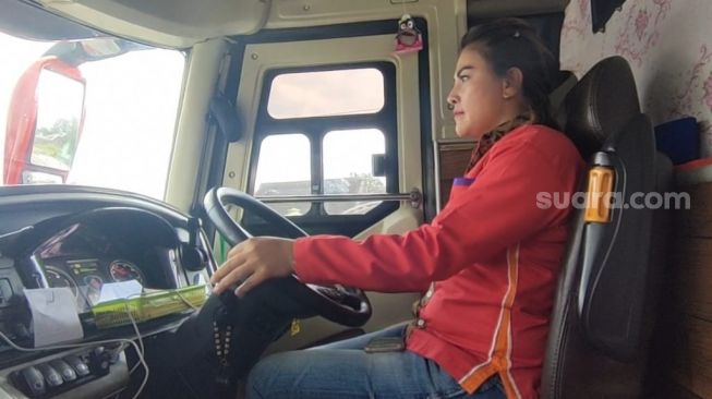 Perkenalkan Liena Ozora: Sopir Bus Cantik Asal Wonogiri, Sang Penakluk Jalanan Solo-Jakarta