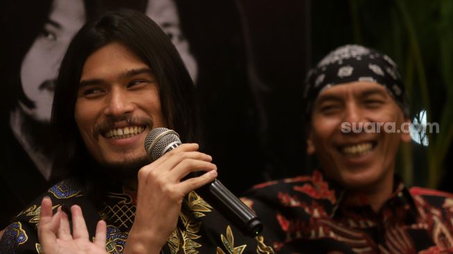 Penyanyi Virzha (kiri) memberikan keterangan pers dalam acara "Anniversary Tour 30 Years Of Dewa 19" di Jakarta, Selasa (19/4/2022). [Suara.com/Angga Budhiyanto]