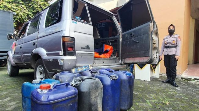 Polisi Amankan Pelaku Penyelewengan BBM Bersubsidi, Modus Modifikasi Tangki Mobil Jadi Lebih Besar