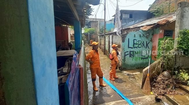 Warga Pejaten Timur Pasar Minggu Kebanjiran, Air Kiriman Bogor Datang Jelang Sahur