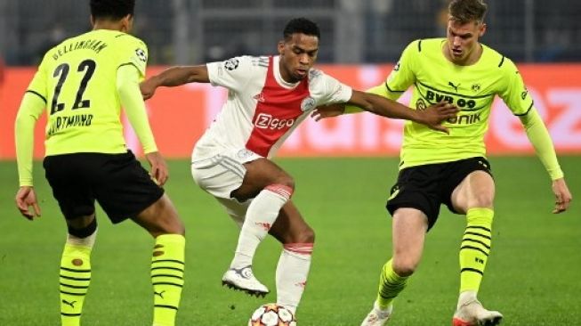 Bek Ajax Amsterdam Jurrien Timber (tengah) ditempel ketat dua pemain Borussia Dortmund Jude Bellingham (kiri) dan Steffen Tigges (kanan) pada Liga Champions UEFA, Grup C di Dortmund , Jerman barat pada 3 November 2021. Ina Fassbender/AFP