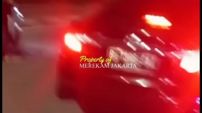 Viral! Diduga Tabrak Lari, Pengemudi Toyota Camry Kocar-kacir Dikejar Pemotor Di Gunung Sahari