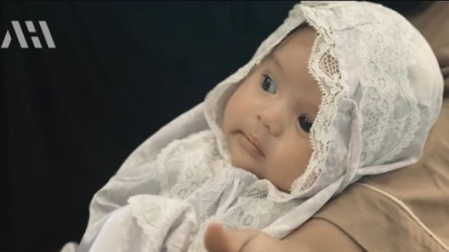 Potret Baby Ameena Pakai Hijab dan Mukena. (YouTube/AH)