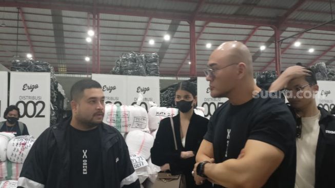 Deddy Corbuzier bersama Muhammad Sadad selaku pemilik brand Erigo di gudang Erigo di kawasan Legok, Tangerang, Selasa (19/4/2022). [Rena Pangesti/Suara.com]