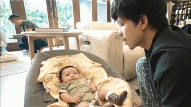 Potret Baby Ameena Pakai Hijab dan Mukena. (YouTube/AH)