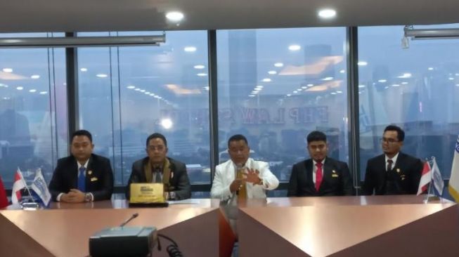 Pengacara kondang Hotman Paris menggelar konferensi pers terkait pengunduran dirinya dari Peradi di Kantor DPN Indonesia, Jakarta Selatan, Selasa (19/4/2022). [Suara.com/Yasir]