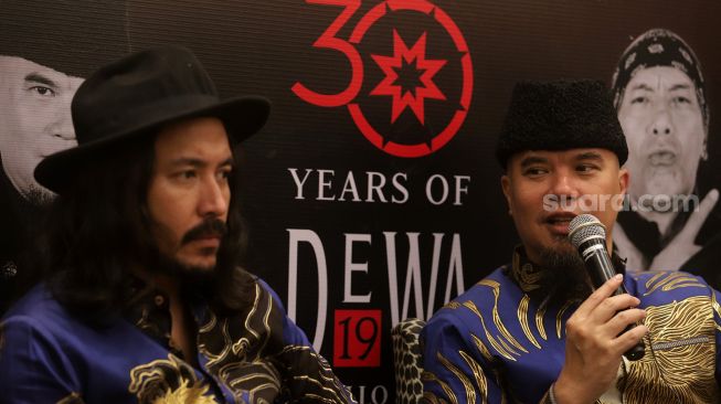 Pendiri grup musik Dewa 19 Ahmad Dhani (kanan) memberikan keterangan pers dalam acara "Anniversary Tour 30 Years Of Dewa 19" di Jakarta, Selasa (19/4/2022). [Suara.com/Angga Budhiyanto]