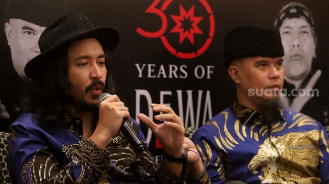 Penyanyi Marcello Tahitoe alias Ello (kiri) memberikan keterangan pers dalam acara "Anniversary Tour 30 Years Of Dewa 19" di Jakarta, Selasa (19/4/2022). [Suara.com/Angga Budhiyanto]