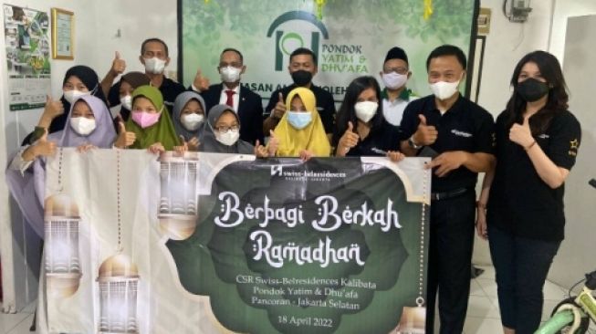 Swiss-Belresidences Kalibata Kunjungi Yayasan Yatim dan Dhuafa untuk Serahkan Bantuan