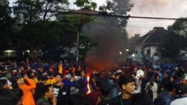Aksi di Depan Gedung DPRD Jawa Barat Memanas