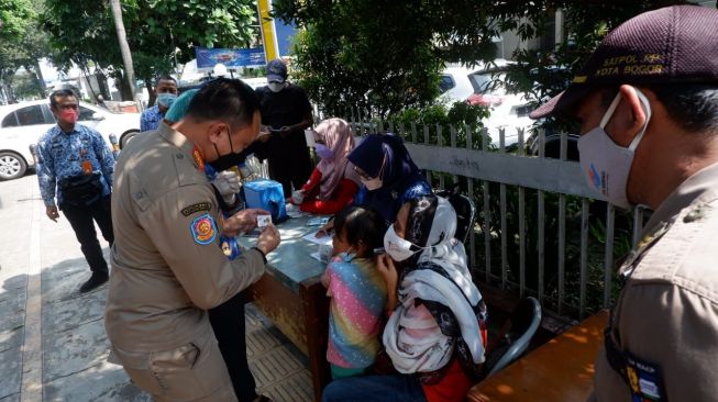 Satpol PP Bogor: Suntik Vaksin Booster Dapat Hadiah Emas
