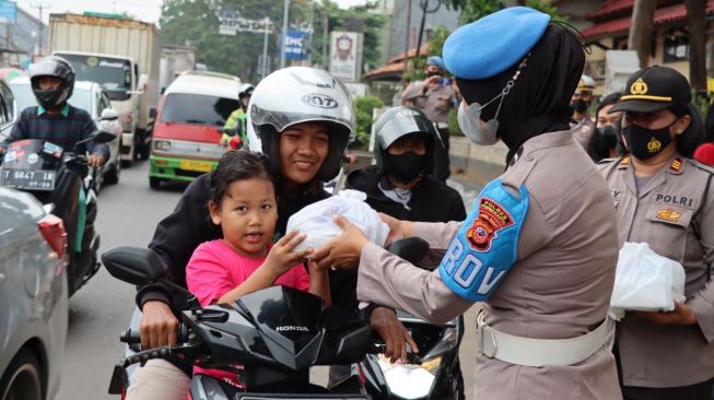 Bukan Razia, Ini yang Dilakukan Polwan Polres Purwakarta di Jalanan Jelang Azan Magrib