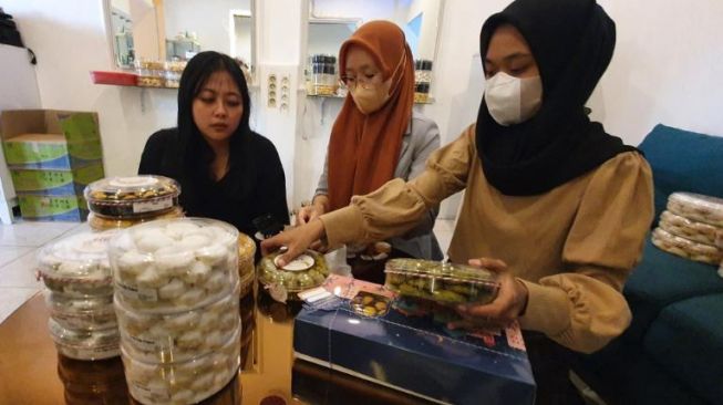 Pesanan kue kering dari Calista Cookies yang mulai dipacking untuk dikirimkan ke pelanggan, Rabu (20/4/2022). [Hiskia Andika Weadcaksana / SuaraJogja.id]