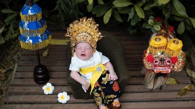 Bayi Artis Paling Anteng Bikin Makin Gemas (Instagram/deetraphotograph)