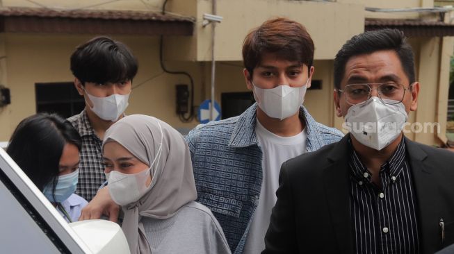 Pendiri Leslar Entertainment Rizky Billar dan Lesti Kejora tiba untuk menjalani pemeriksaan di Bareskrim Polri, Jakarta, Rabu (20/4/2022). [Suara.com/Angga Budhiyanto]