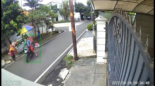 Terekam CCTV, Pria Pengendara Motor Jambret Tas Pedagang Sayur Keliling