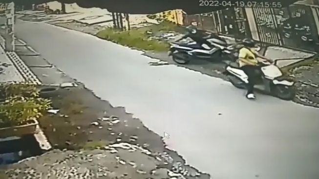 Kawanan Pencuri Gasak Motor Warga di Medan, Aksinya Terekam CCTV