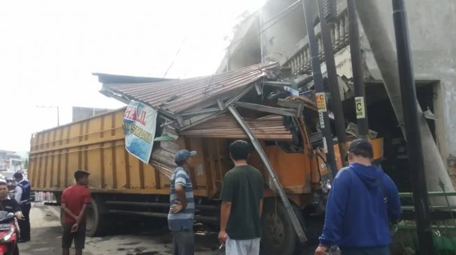 Brakk! Truk Tabrak 2 Ruko di Medan, Begini Kondisinya