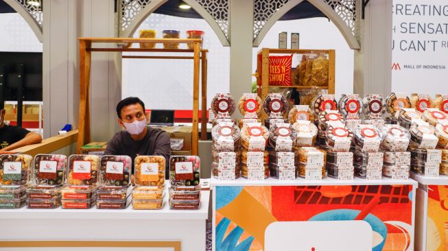 Pengunjung berbelanja di Jakarta Ramadhan Festival 2022 yang digelar di Mall of Indonesia (MOI) Kelapa Gading, Jakarta Utara, Rabu (20/4/2022). [Suara.com/Alfian Winanto]