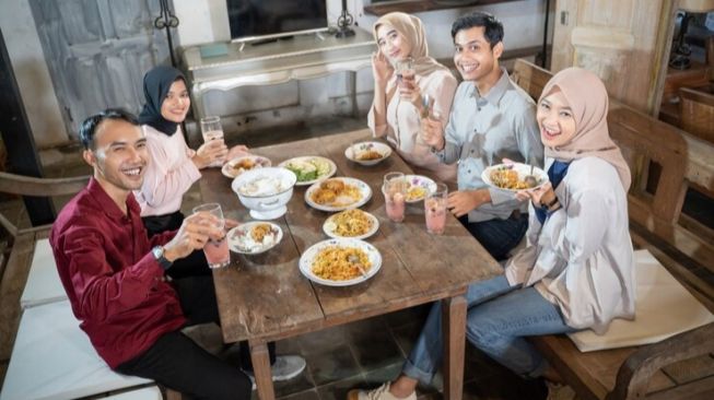 Buka Bersama di Resto, Pria Ini Bacakan Doa Berbuka Puasa untuk Semua Pengunjung