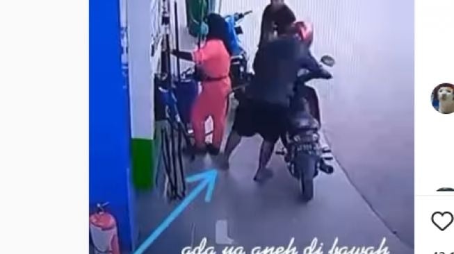 Aksi Pemotor Honda Supra Saat Isi Bensin Bikin Publik Salah Fokus, Alas Kakinya Jadi Sorotan