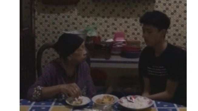 Pemuda Ini Unggah Momen Sahur Hanya Berdua dengan Sang Nenek, Netizen Ikut Terharu