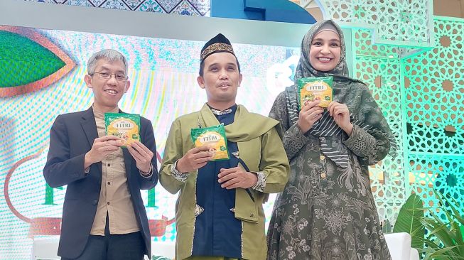 Shireen Sungkar menghadiri Peluncuran Produk Baru Fitri Margarina Serbaguna, di Mall Grand Galaxy Park Bekasi, Rabu (20/4/2022). (Dok. Rizal/Suara.com)