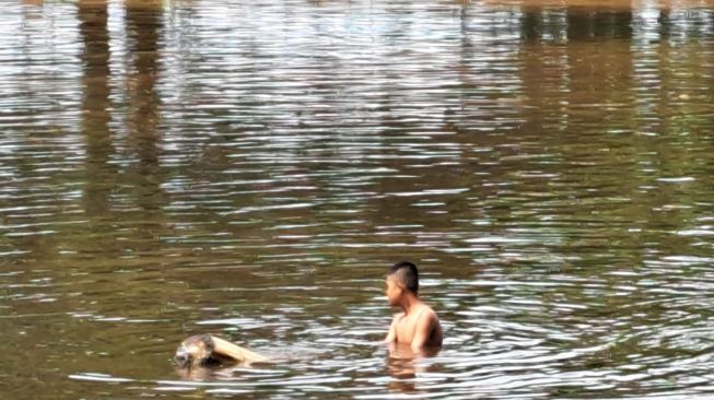 Puluhan Warga Lingkis Mengeluh Gatal-Gatal Usai Mandi, Sungai Diduga Tercemar Limbah Perusahaan Sawit