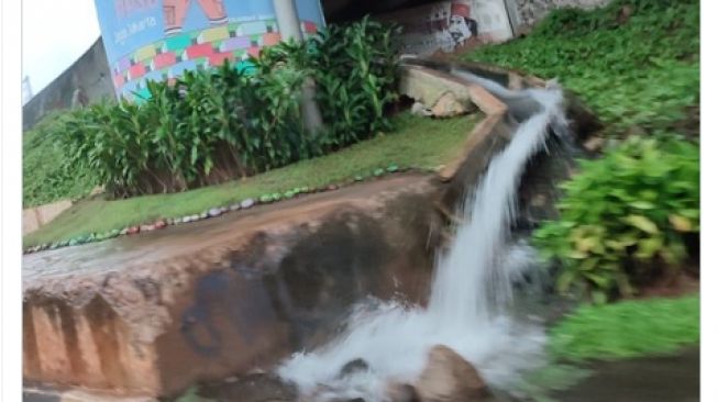 Viral Muncul Curug Cilandak di Pinggir Jalan Raya, Warganet: Hiburan Warga Ibu Kota