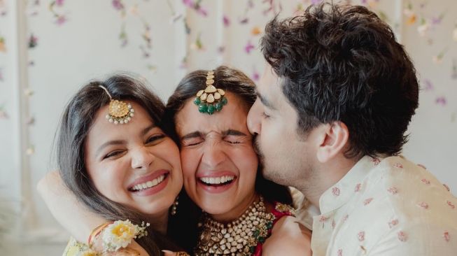  Pesona Aktris Bollywood Jalani Ritual Mehendi (Instagram/@aliaabhatt)