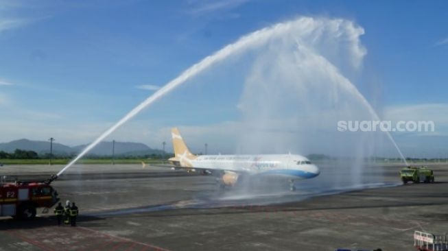Maskapai Super Air Jet mendarat di Bandara Internasional Sultan Hasanuddin disambut dengan siraman air, Rabu 20 April 2022 [SuaraSulsel.id/Humas AP 1]