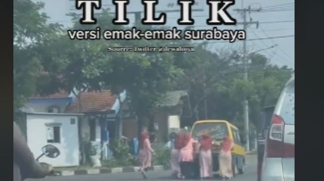 Viral Aksi Rombongan Emak-emak Dorong Angkot Mogok, Netizen Sebut Tilik Versi Surabaya