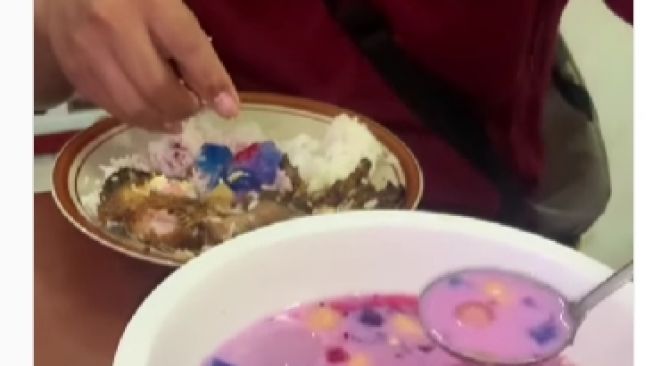 Berbuka dengan Es Campur Sebagai Kuah Lauk Makan, Aksi Warganet Ini Bikin Melongo