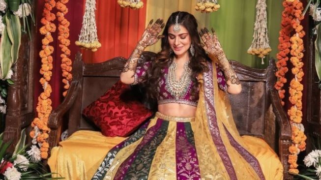  Pesona Aktris Bollywood Jalani Ritual Mehendi (Instagram/@theglamweddingofficial)