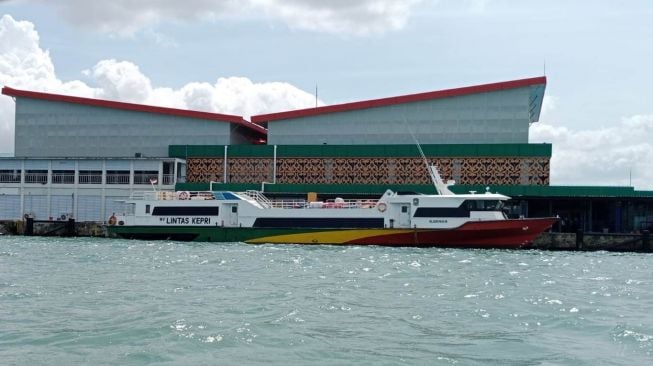 Salah satu armada kapal feri Lintas Kepri, bersandar menunggu penumpang di Pelabuhan Sri Bintan Pura Tanjungpinang. (Suara.com/rico barino)   