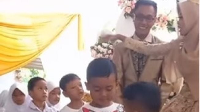 Viral! Didatangi Muridnya Saat Menikah, Guru Ini Kaget Lihat Kado-Kado yang Dibawa