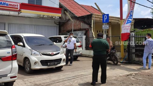 TKP perampokan dan penyanderaan pegawai Alfamart di Jatake, Pagedangan, Kabupaten Tangerang, Rabu (20/4/2022). [Suara.com/Wivy Hikmatullah]
