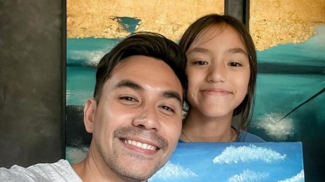 Artis Pria Mirip Sama Anak Perempuan (instagram/@darius_sinathrya)