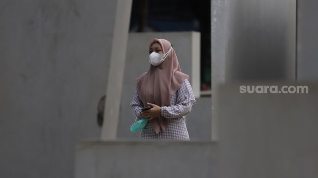 Warga beraktivitas di Taman Puring, Jakarta, Rabu (20/4/2022). [Suara.com/Angga Budhiyanto]