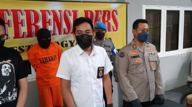 Kasat Reskrim Polresta Yogyakarta Kompol Andhyka Donny Hendrawan (kemeja putih) memberi keterangan atas kasus pembunuhan yang menewaskan korban Budi Utomo saat konferensi pers di Mapolresta Yogyakarta,  Rabu (20/4/2022). - (SuaraJogja.id/Muhammad Ilham Baktora)