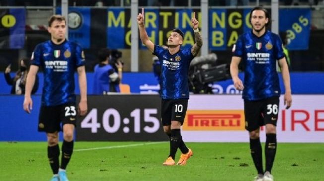 Penyerang Inter Milan Lautaro Martinez (tengah) melakukan selebrasi setelah mencetak gol keduanya pada pertandingan semifinal Piala Italia (Coppa Italia), leg kedua antara Inter dan AC Milan pada 19 April 2022 di stadion San Siro di Milan.MIGUEL MEDINA / AFP