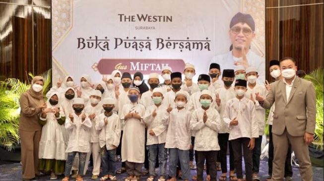 The Westin Surabaya dan Four Points Pakuwon Gelar Acara Buka Bersama Ustadz dengan Sejumlah Panti Asuhan