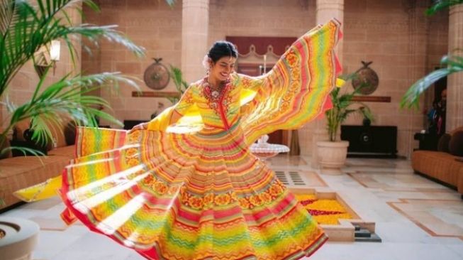  Pesona Aktris Bollywood Jalani Ritual Mehendi (Instagram/@realpz)