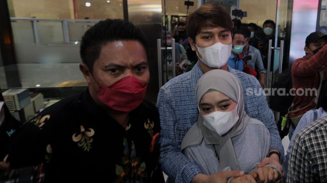 Pendiri Leslar Entertainment Rizky Billar dan Lesti Kejora tiba untuk menjalani pemeriksaan di Bareskrim Polri, Jakarta, Rabu (20/4/2022). [Suara.com/Angga Budhiyanto]