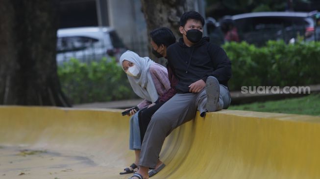 Warga bersantai di Taman Puring, Jakarta, Rabu (20/4/2022). [Suara.com/Angga Budhiyanto]